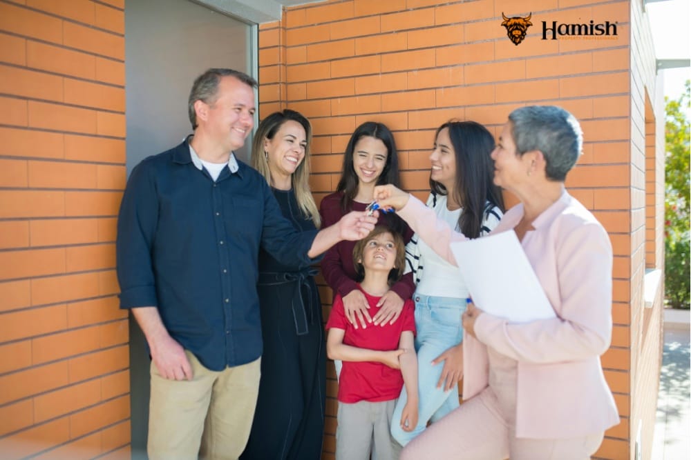 FIVE WAYS TO WORK TOGETHER AS A TOP-NOTCH TEAM 5 Estate agent giving home viewing feedback to seller