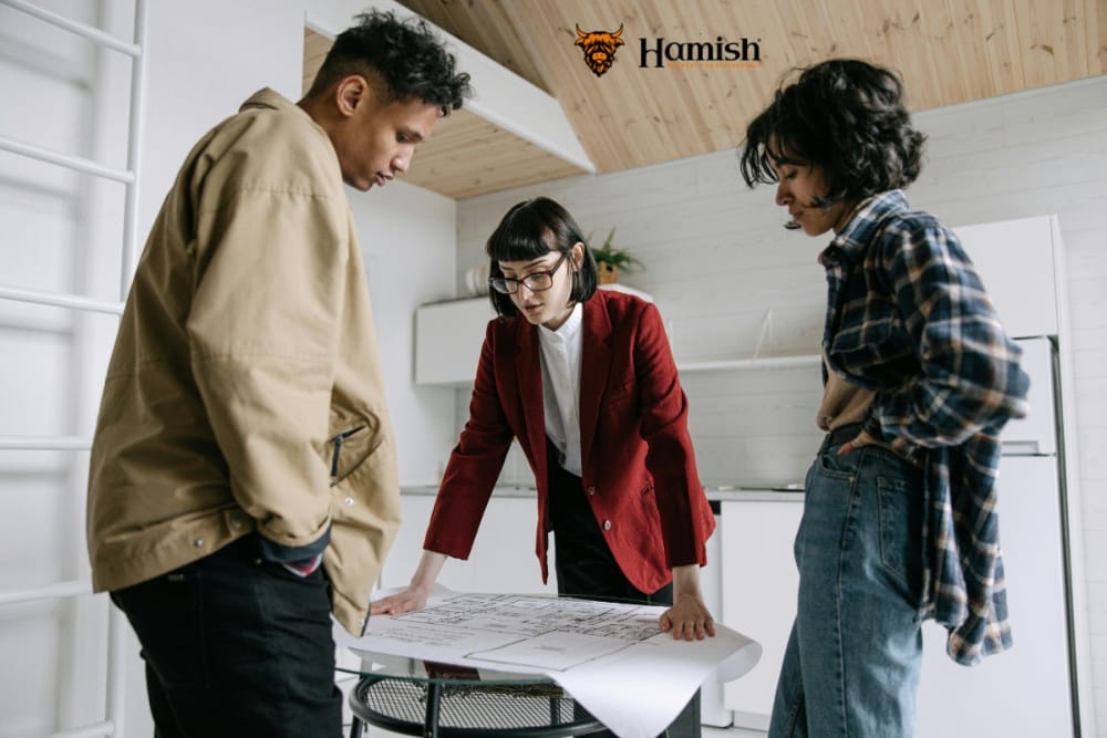 FIVE WAYS TO WORK TOGETHER AS A TOP-NOTCH TEAM 1 Estate agent sharing local sales data with seller