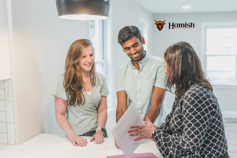 FIVE WAYS TO WORK TOGETHER AS A TOP-NOTCH TEAM 3 Home seller communicating with estate agent