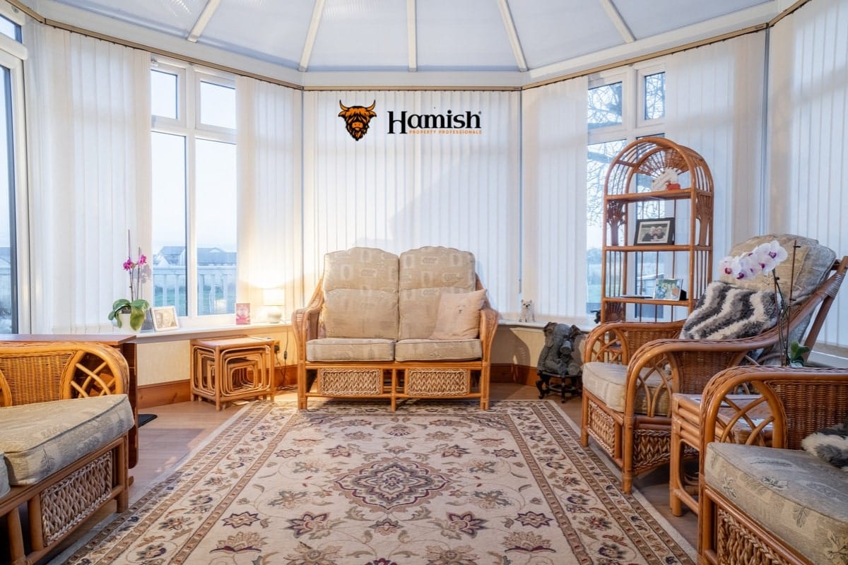 SUMMER SELLING EXPERT TIPS FOR A QUICK SALE AT PREMIUM PRICES 1 Bright hallway with fresh summer staging