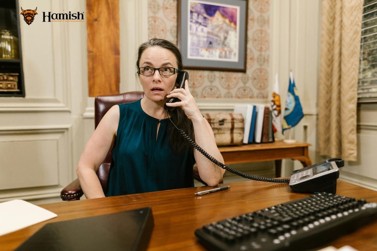 THE COMPLETE GUIDE TO GETTING YOUR HOME VALUED BEHIND THE SCENES AND WHAT TO EXPECT 1 Homeowner booking a property valuation call